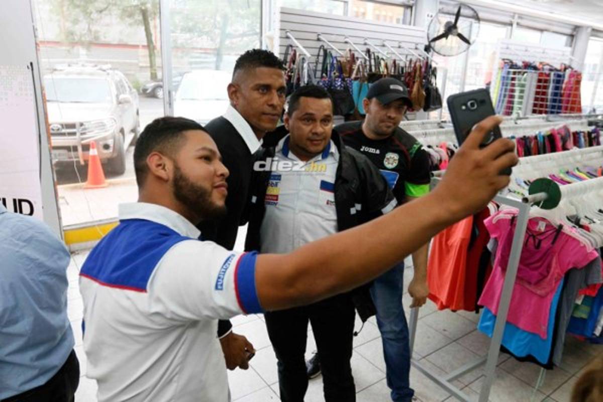 Fotos: Carlo Costly se enfunda la camisa de Marathón y ya recibe el cariño de la afición