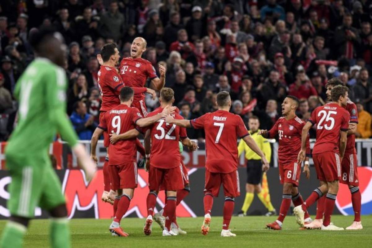 MUN01. MÚNICH (ALEMANIA), 02/10/2018.- Mats Hummels (i) del Bayern de Múnich celebra con su compañero Arjen Robben (2i) después de anotar un gol hoy, martes 2 de octubre de 2018, durante un partido de la fase de grupos de la Liga de Campeones de la UEFA entre el Bayern de Múnich y el Ajax Amsterdam, en Múnich (Alemania). EFE/LUKAS BARTH-TUTTAS