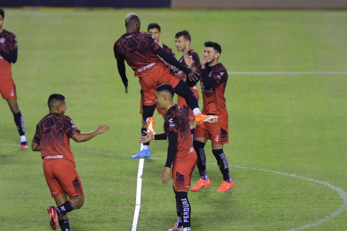 Prensa mexicana y bellas periodistas se apoderan del Olímpico: Atlas, muy sonriente pensando en Olimpia