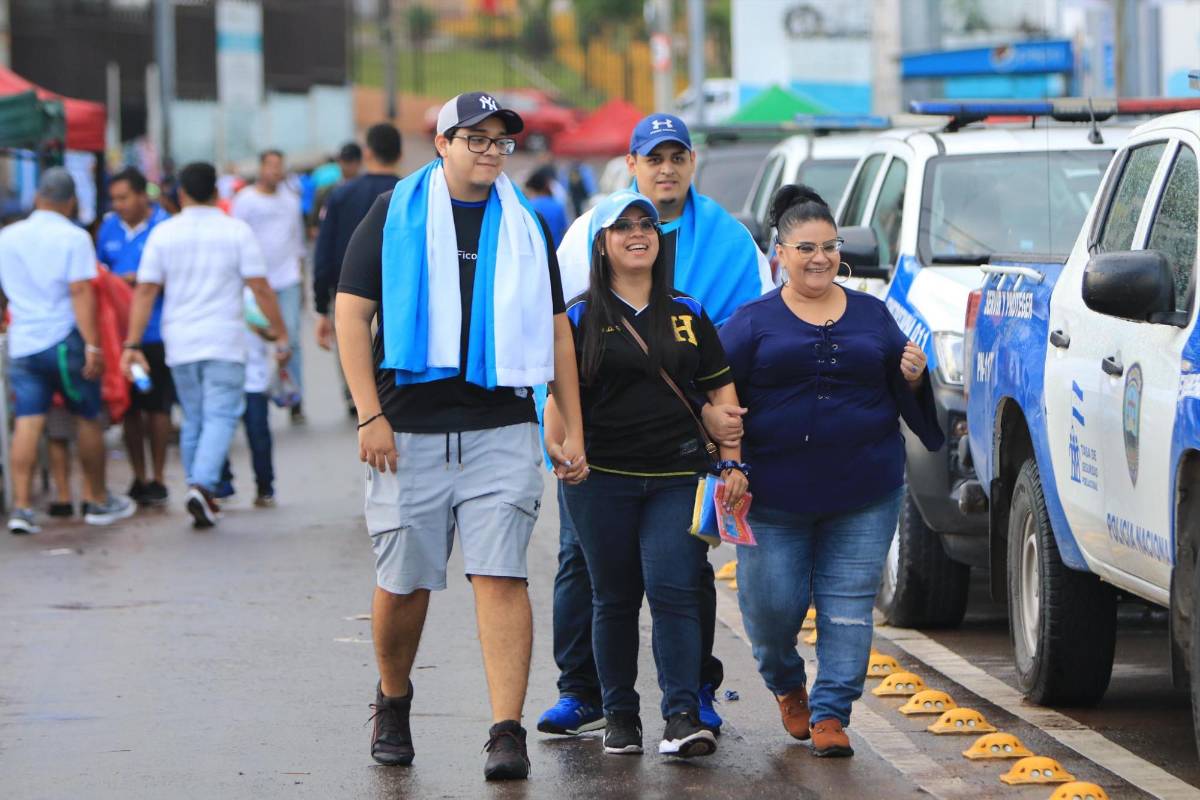 Derroche de belleza, ambientazo y el gesto de los jugadores de Honduras previo a medirse a Cuba en el Estadio Nacional