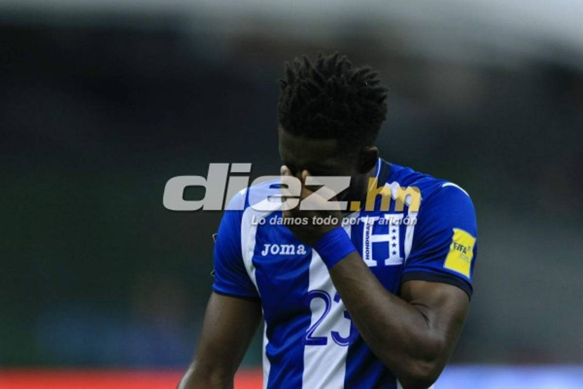 Mientras unos jugadores de Honduras sufrían, otro cambiaba camisa