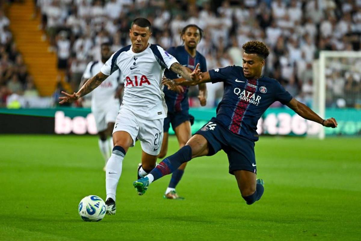 El nuevo portero del PSG pasó de villano a héroe y así festejó Luis Enrique tras ganar la Supercopa; el Balón de Oro ya tiene dueño