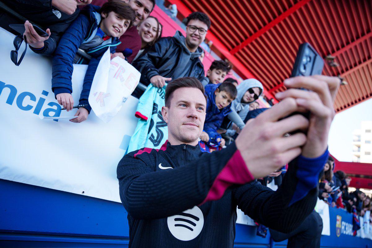 Así fue el entreno del Barcelona a puertas abiertas: comunión con los aficionados de cara al 2025