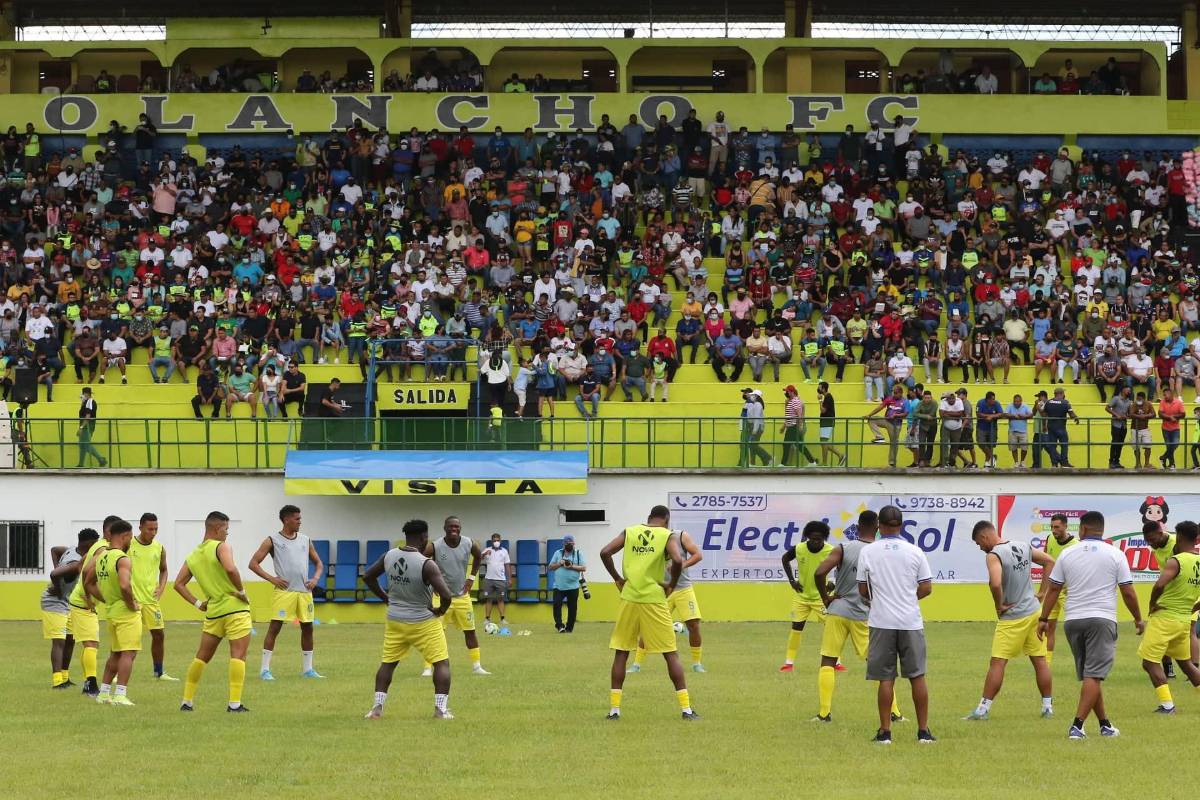 ¿A quién ‘espiaba’ Héctor Vargas? Derroche de bellezas, pasillo a Motagua, el abrazo de Obando con su hijo y tremendo ambiente en Olancho