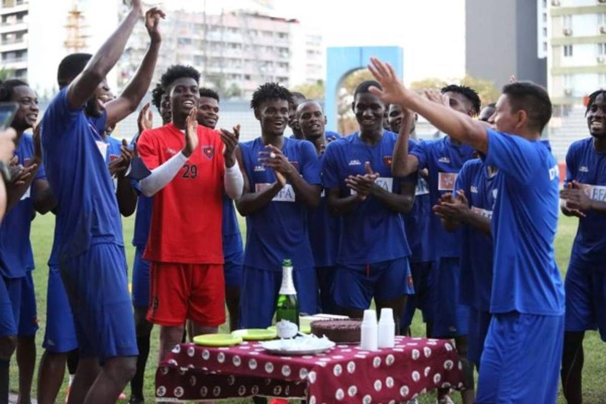 ¡Hasta la hace de modelo! Así es la nueva vida del volante hondureño Bryan Moya en Angola