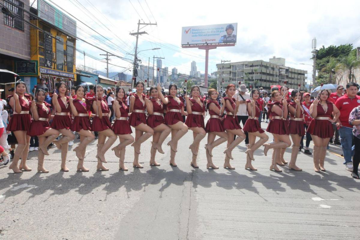 ¿Quién es la palillona de rojo? Hermosas deleitan en los desfiles del 15 de septiembre en Honduras