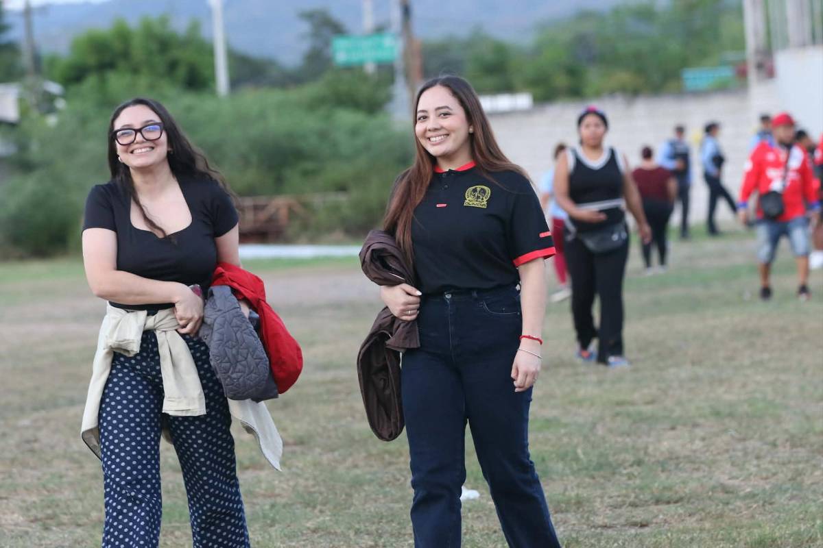 Aficionadas del Olimpia enamoran, aparece la famosa gorra del Platense y el selfie