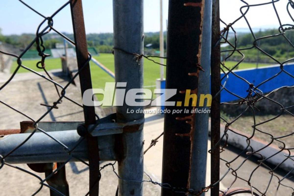 El feo y abandonado estadio donde entrena Honduras en Cuernavaca