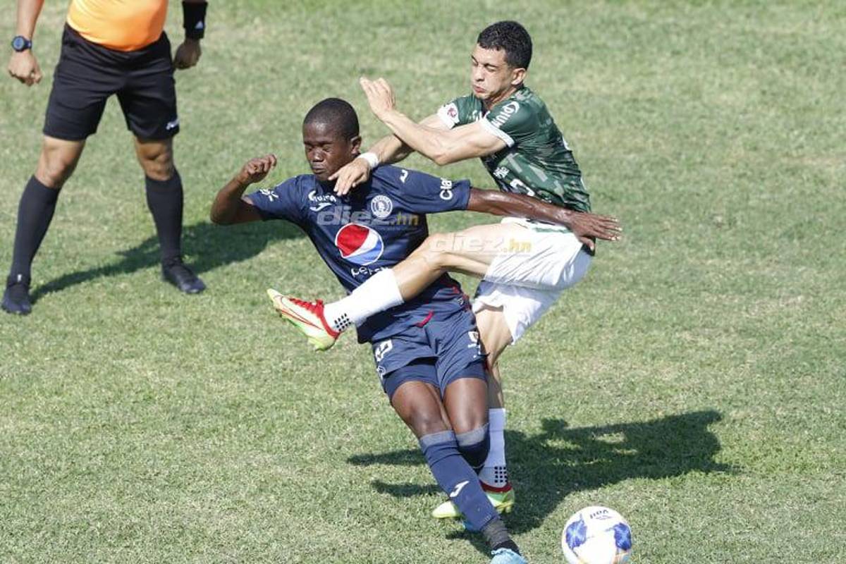 El Yankel Rosenthal se calentó por la goleada: Keosseián se enfrenta con aficionados que también arremeten contra el portero Denovan Torres