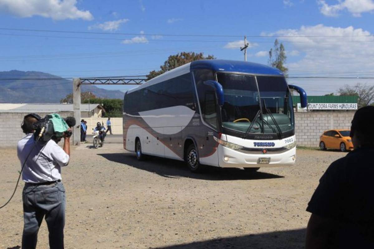 Pese al coronavirus, 120 policías llegan al Carlos Miranda sin protección; silencio total en el Motagua-Olimpia