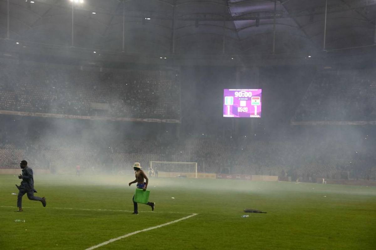 Caos y muerte: Las violentas imágenes de los aficionados de Nigeria tras quedarse afuera del Mundial