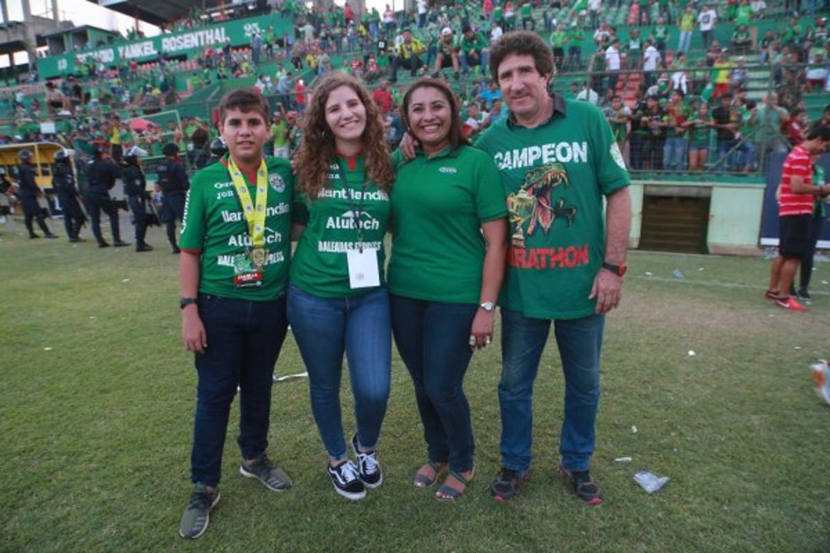 Peleas, expulsiones, festejos y muchas polémicas: Las fotos de Héctor Vargas por Marathón