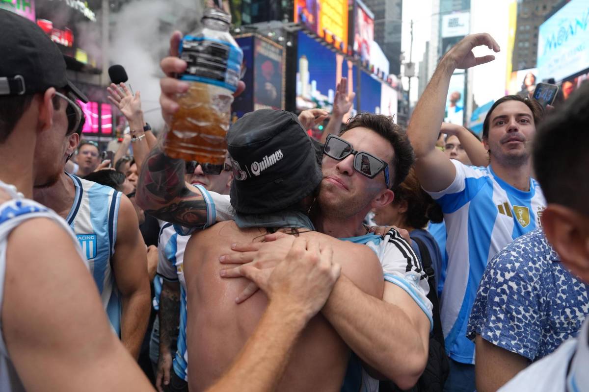 La bellas argentinas engalanan Times Square en el tremendo banderazo previo a la final