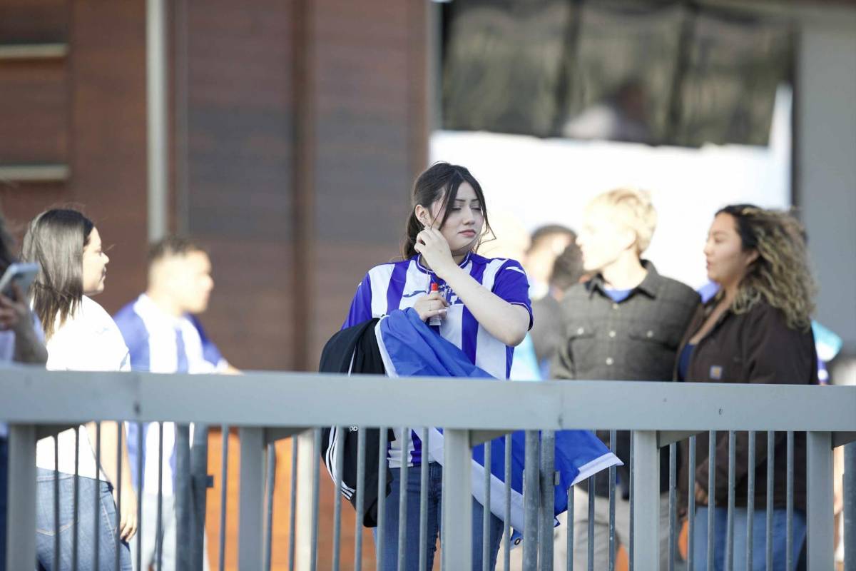 ¡Imponentes catrachas! Bellas hondureñas se hacen sentir apoyando en Copa Oro contra Curazao