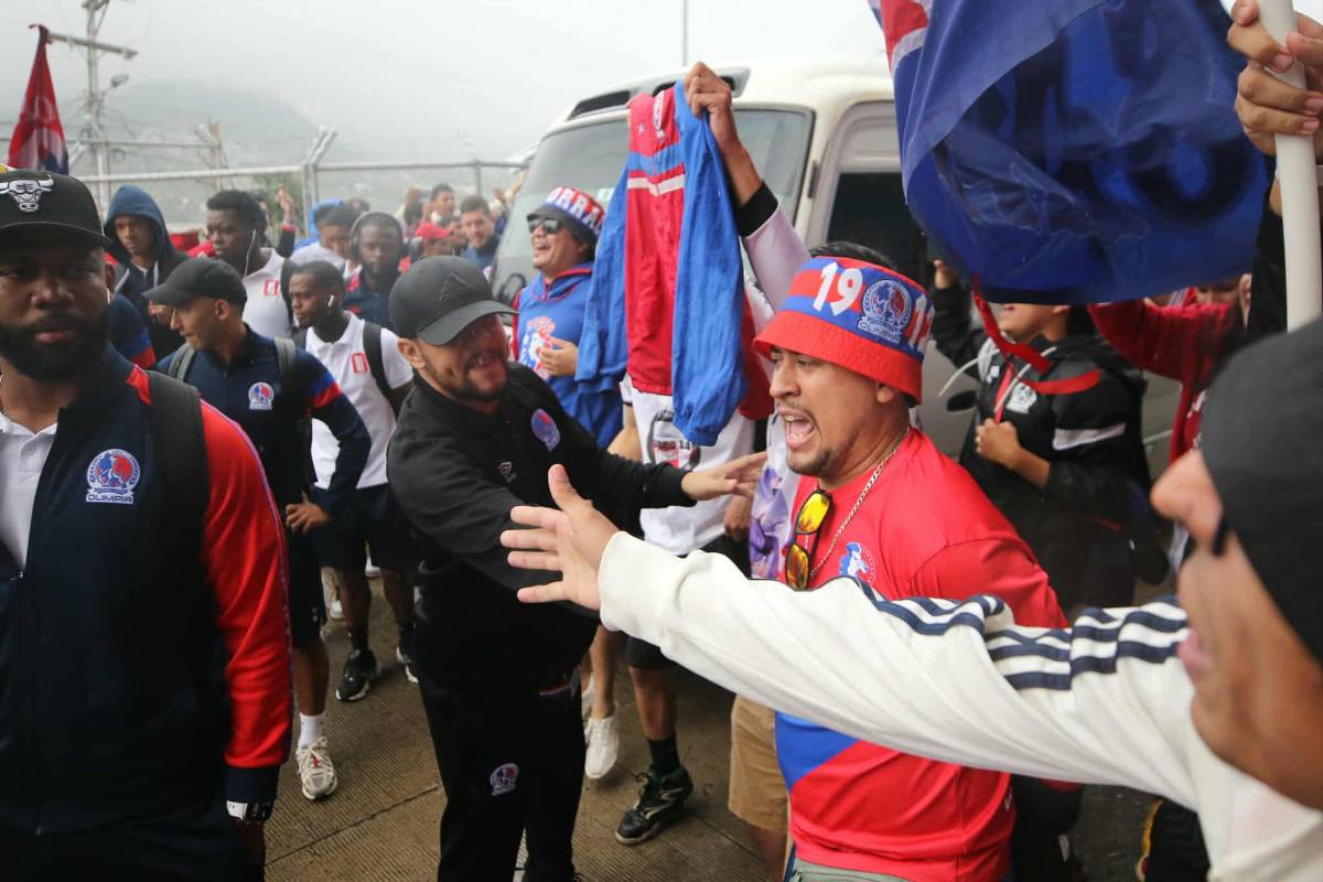 Imágenes: Así le reclamó la Ultra Fiel al Olimpia, los encerraron ¿Cuál fue la reacción de Eduardo Espinel?