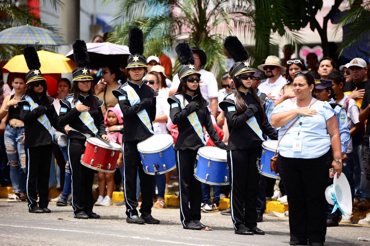 Honduras: tiktokers en excelencia académica, bellas presentadoras, Teófimo López presente y patriotismo en el desfile del 15 de septiembre
