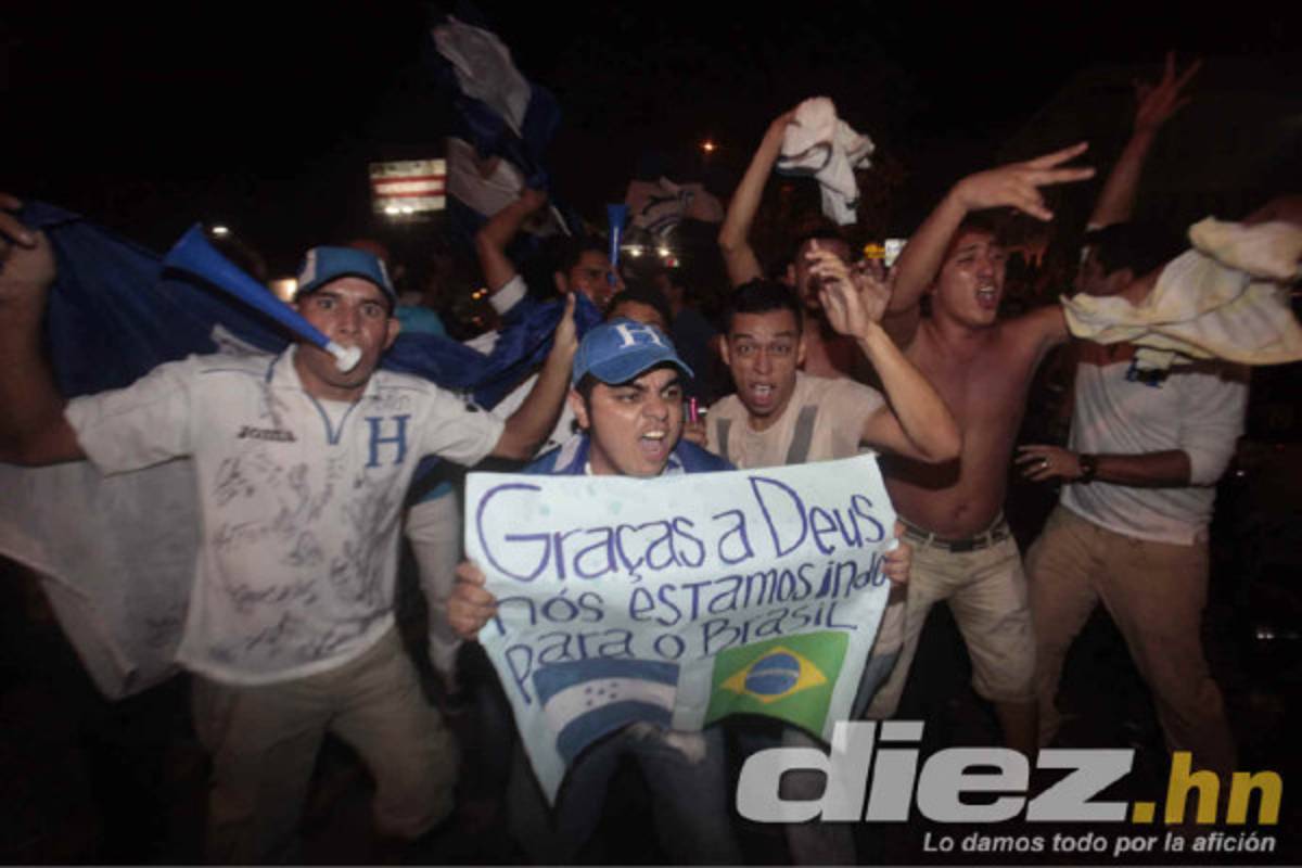 Hondureños celebrando clasificación al Mundial