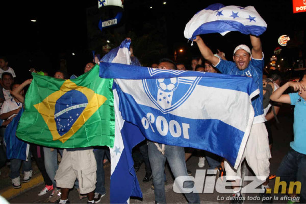 Hondureños celebrando clasificación al Mundial