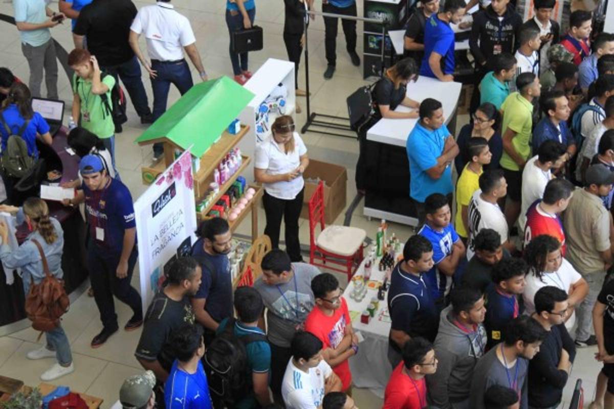 ¡AMBIENTAZO! Así se está viviendo el arranque del 'Rey del FIFÓN' organizado por DIEZ