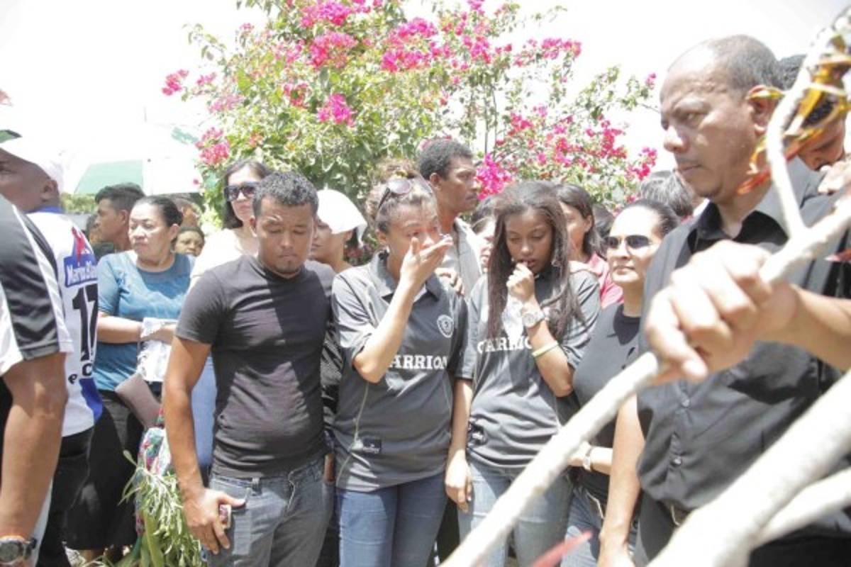 Multitudinario adiós a Enrique Reneau en su natal Jutiapa