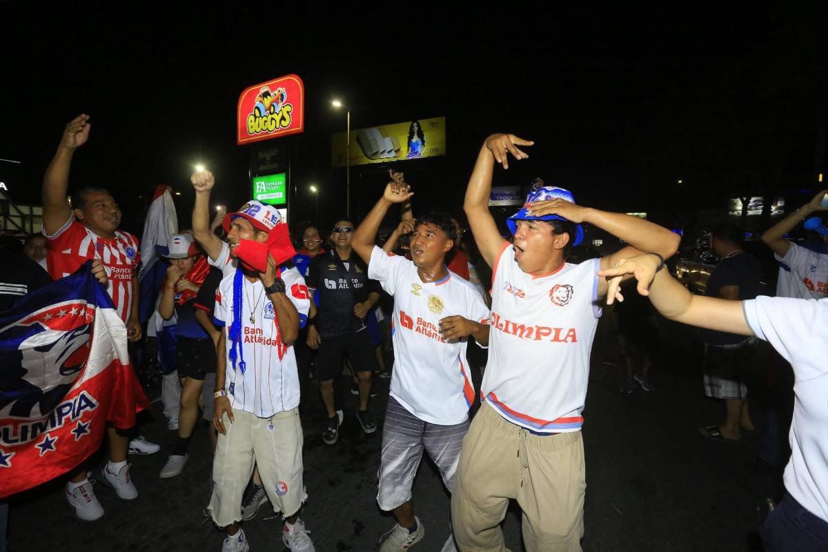 ¡Fiesta por la 39! Aficionados del Olimpia celebran por toda Honduras el título del torneo Clausura