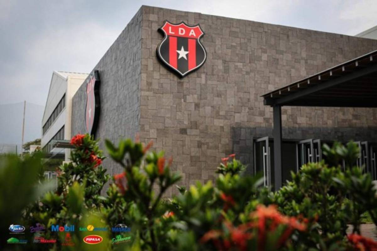 Con mascarilla y guardando distancia; así volvieron a las prácticas los clubes en Costa Rica