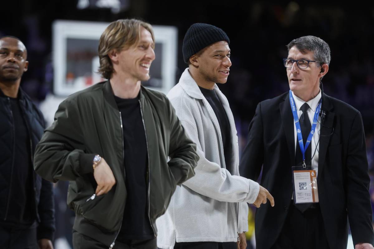 Modric realizó tremendo gesto y Mbappé con cara de pocos amigos: estrellas del Madrid sorprendieron en el clásico del Basketball