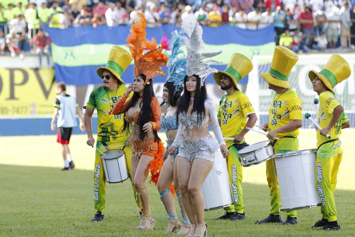 Olimpia causa locura en Olancho: Pedro Troglio se deja querer por la afición, bellas modelos de la batucada y caballos de raza