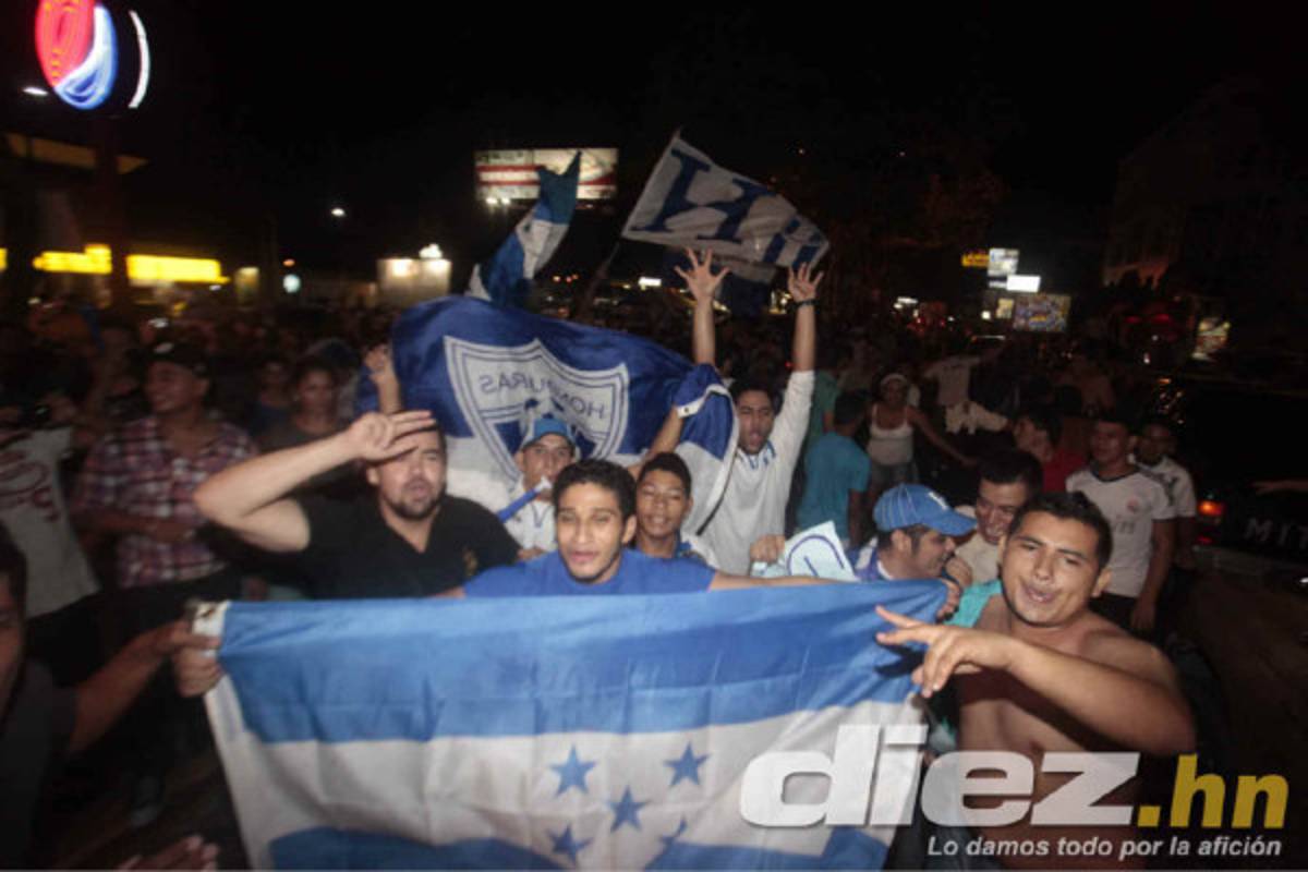 Hondureños celebrando clasificación al Mundial