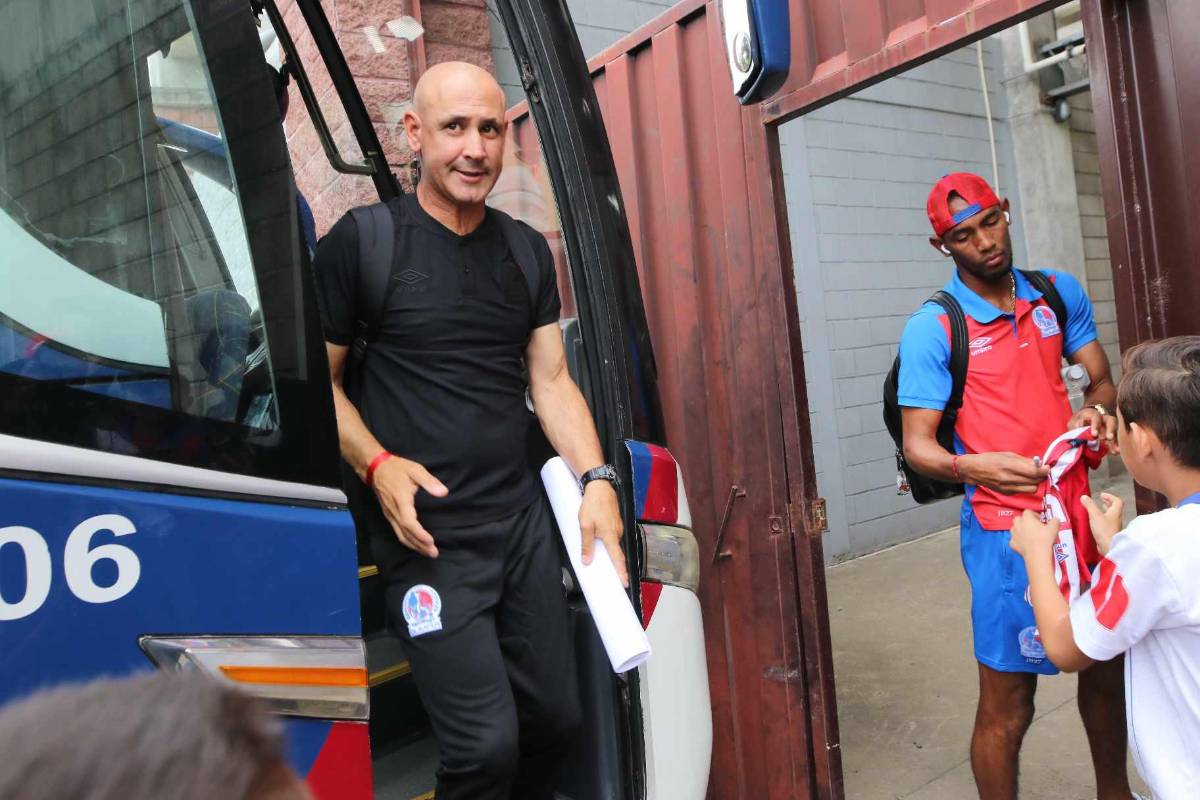 Eduardo Espinel no la pasó bien, sorpresas a la llegada y hasta en paila para ver al Olimpia contra los Lobos de la UPNFM