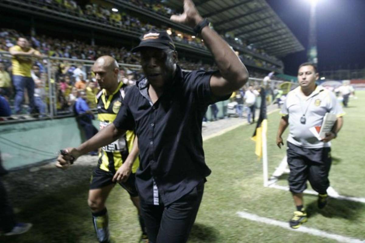 Las 'rabietas' más recordadas de los entrenadores hondureños por las que fueron expulsados
