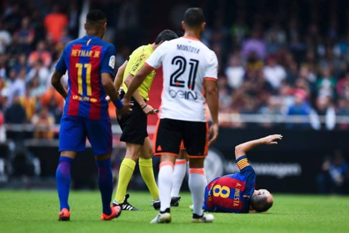 Fotos: Momentos dramáticos de Iniesta tras sufrir una durísima lesión