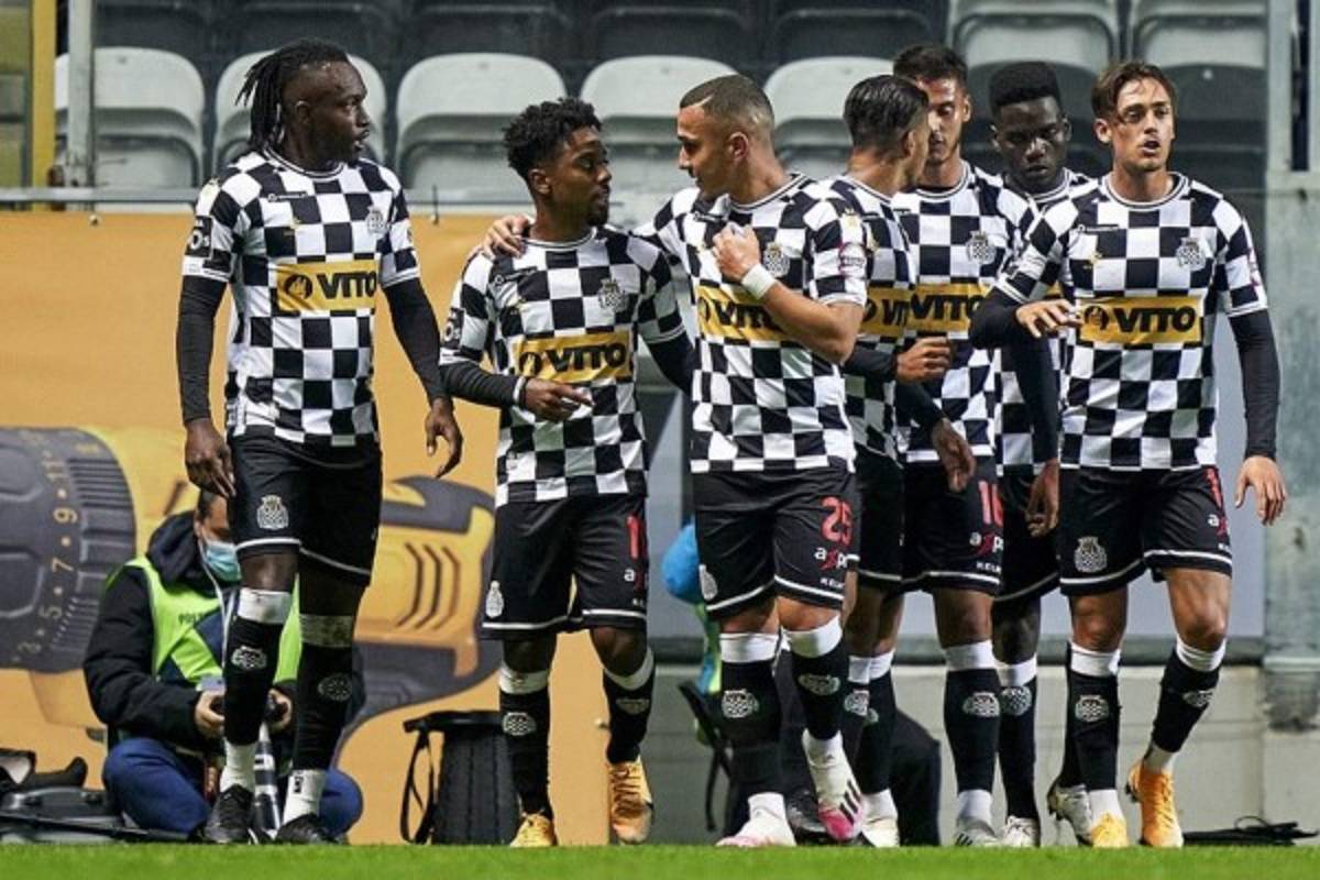 ¡Euforia y júbilo! El festejo del Boavista al vencer a Benfica con Alberth Elis como el mejor del partido