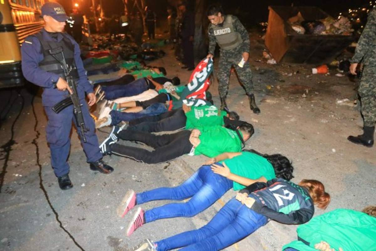 FOTOS: Barras del Olimpia y Marathón cruzan disparos en pleito