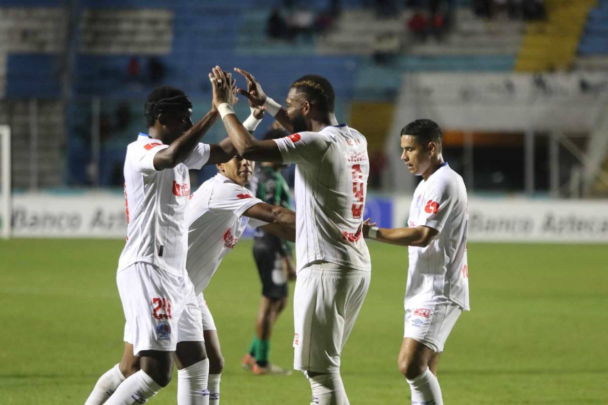 Alberth Elis vivió un día especial al volver a jugar, los saludos de Eduardo Espinel y el festejo de Jorge Benguché en la victoria del Olimpia