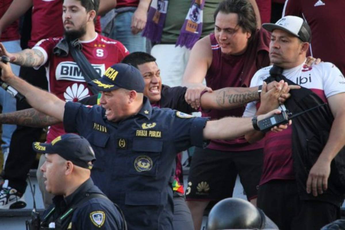 Clásico entre Saprissa y Alajuelense se detuvo por pelea entre aficionados y policías