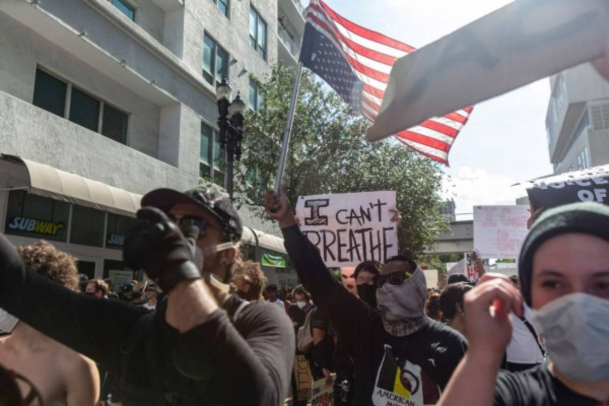 Terror en Minneapolis: Policía ataca con gas lacrimógeno y balas de goma a los protestantes