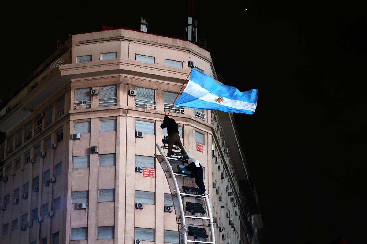 ¿Y Messi? Con la Policía, gran show y la alfombra roja en el regreso de Argentina
