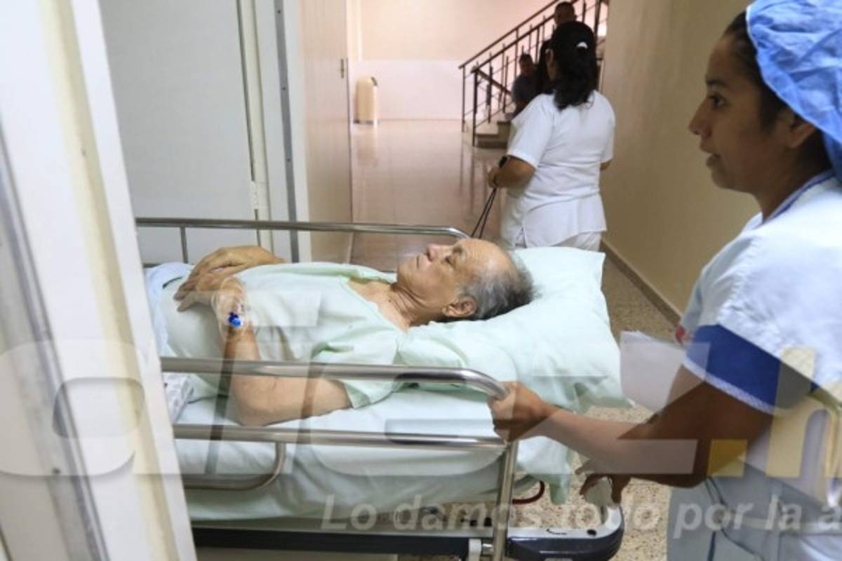 FOTOS: Así sacaron a Chelato Uclés de cuidados intensivos