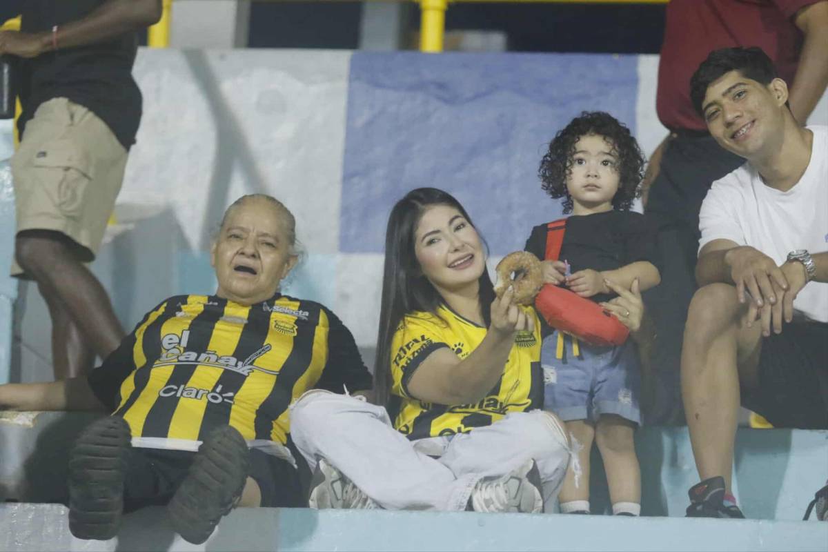 El amor invade a Nixon Cruz, vuelve tras meses lesionado y aficionada de Choloma se lleva las miradas en el juego que triunfó Real España