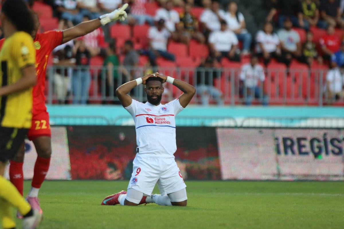 Europeo sorprende en el Nacional, futbolista fue sacado en una ambulancia y el detenido en pleno Olimpia-Real España