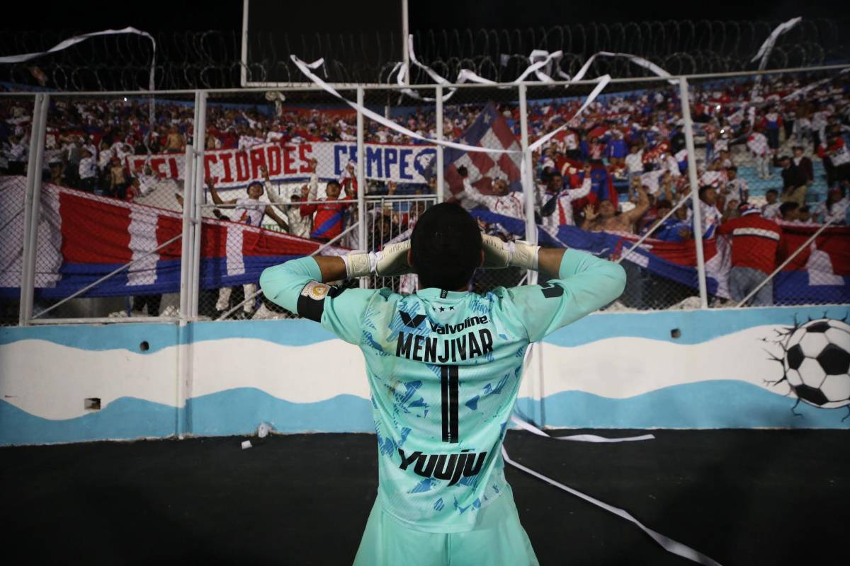 FOTOS: El que se robó el show en el festejo de Olimpia, el beso de Beckeles, legionarios presentes e invasión de cancha