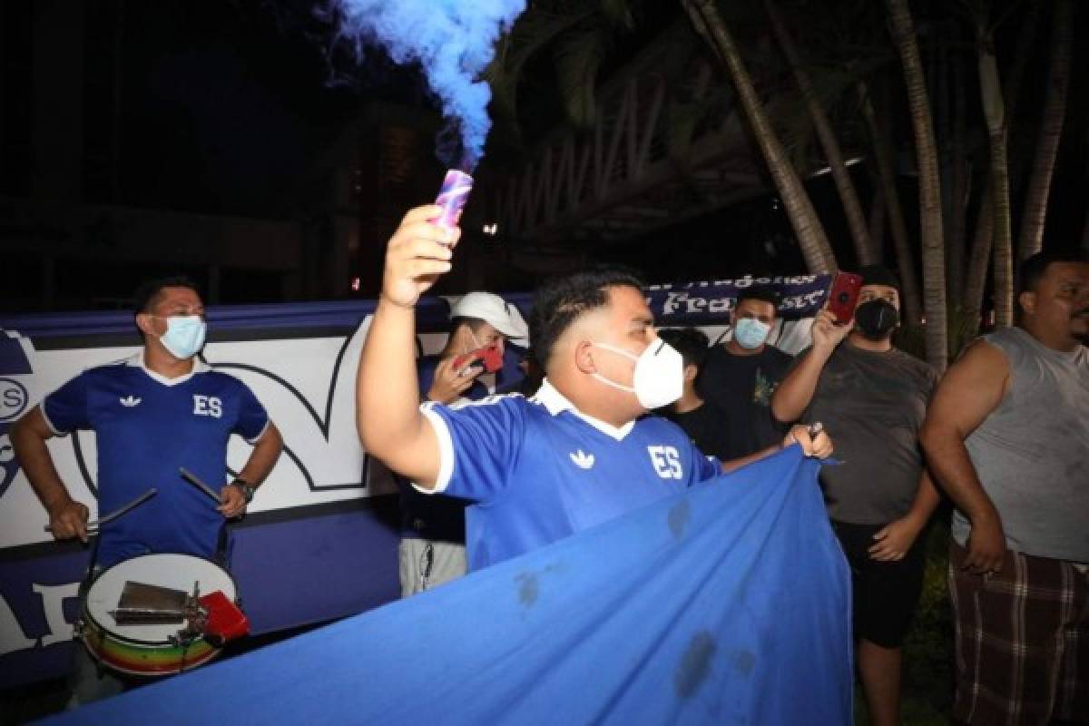 Esto es Concacaf: Salvadoreños le llevan 'serenata' a la selección de México y los insultan