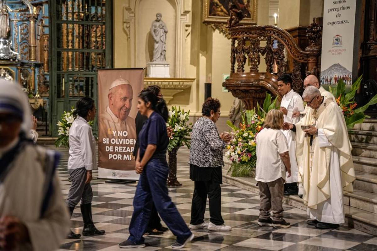 El Vaticano publicó las imágenes del papa Francisco en un ataúd de madera y confirma la fecha de su funeral