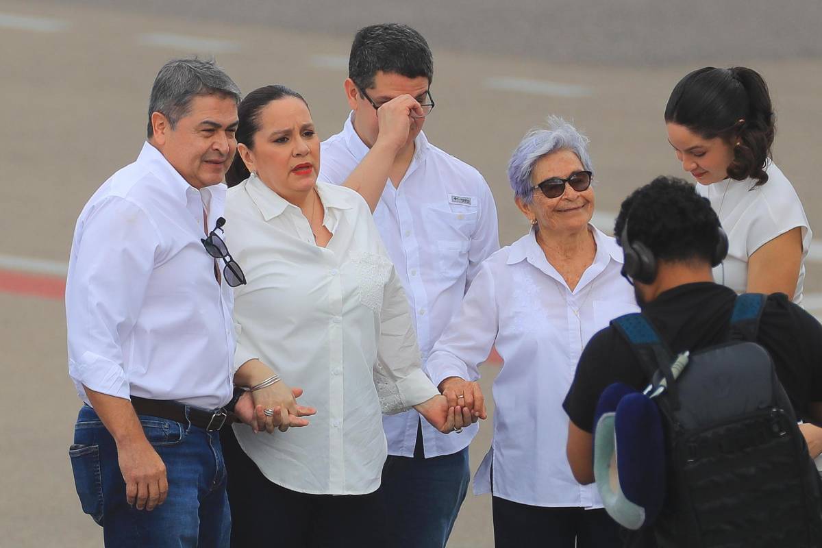 Locura por la vuelta de JOH a Honduras: el beso con su mujer y el caso que enfrentará