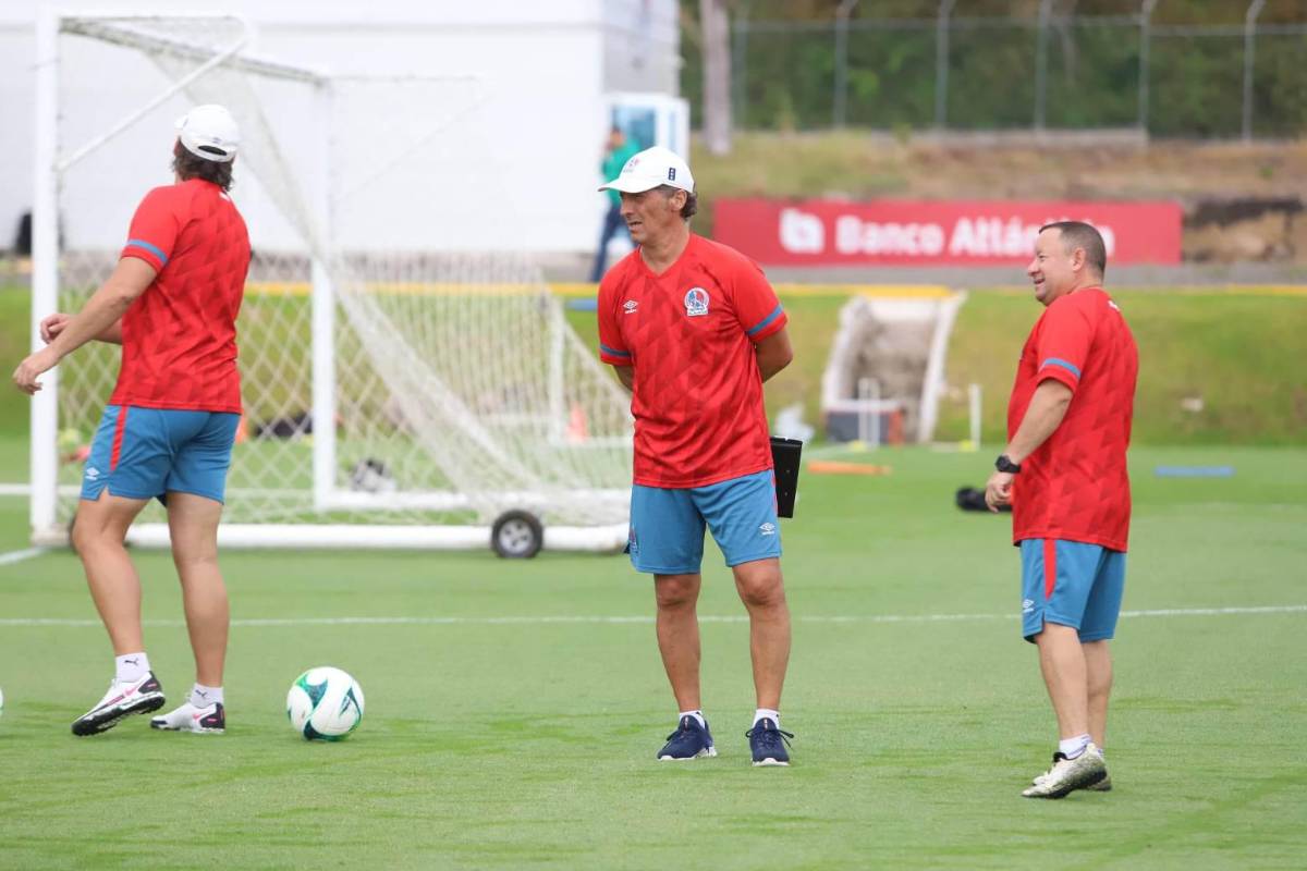 FOTOS: Olimpia recibe visitas inesperadas en el inicio de pretemporada; fichajes albos se muestran felices