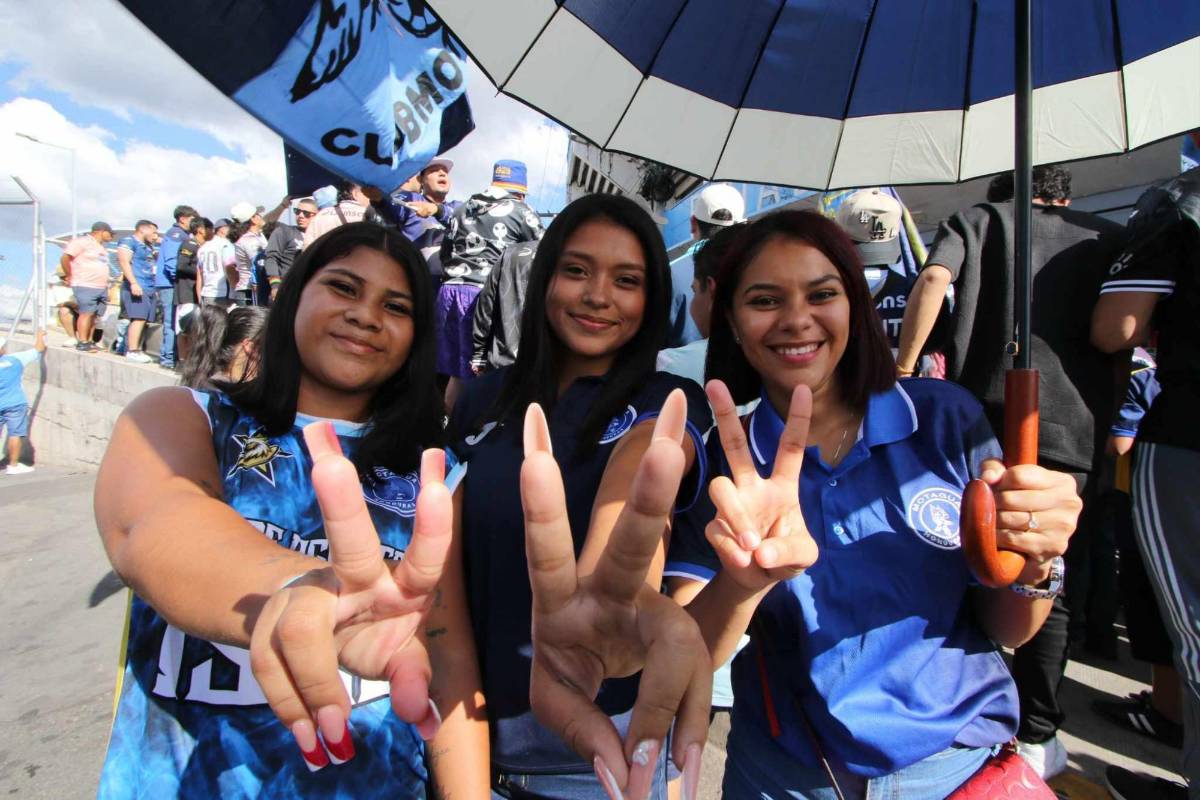 ¡Las azulitas son bellas! Hermosas aficionadas del Motagua enamoraron en el juego vs Real España, ¿quién es la rubia?