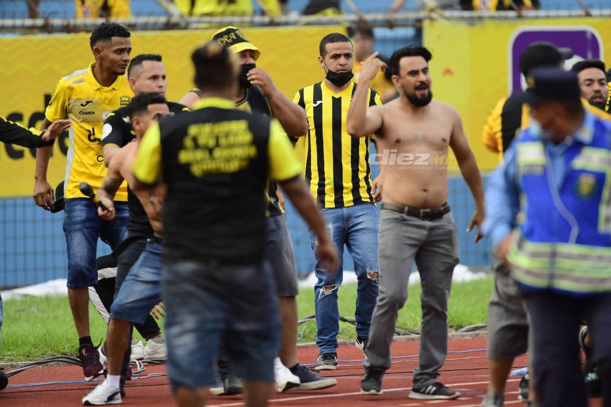 Vergonzosas imágenes: Así fueron los actos vandálicos de los aficionados del Real España en el estadio Olímpico tras perder la final