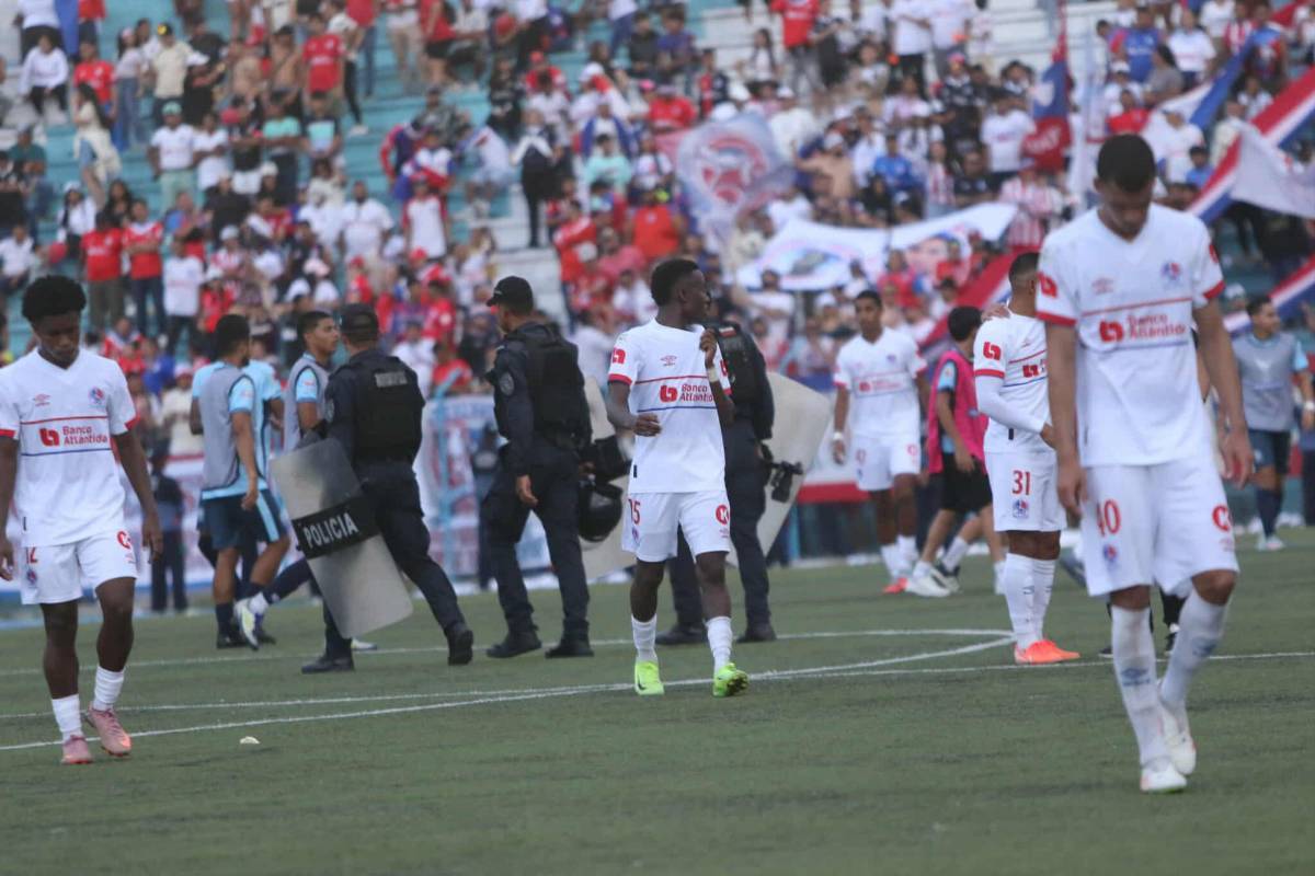 Olimpia se fue humillado, furia de Espinel, ex del León le gritó el gol a la banca y directivo bajó a hablar con los jugadores tras goleada ante Génesis PN