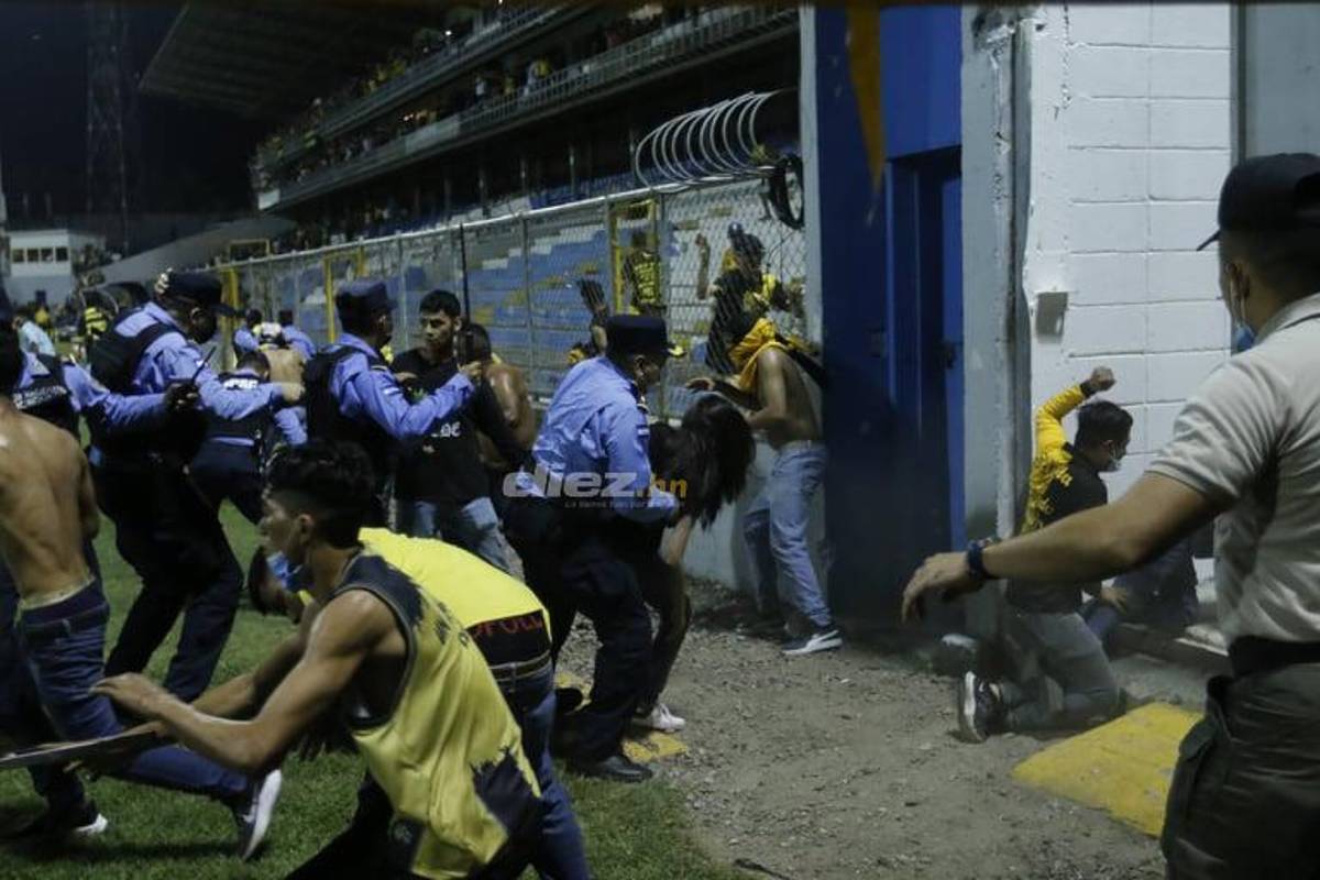 Salvajes: Dramáticas imágenes de aficionados de Real España atacando brutalmente a una mujer en el estadio Morazán